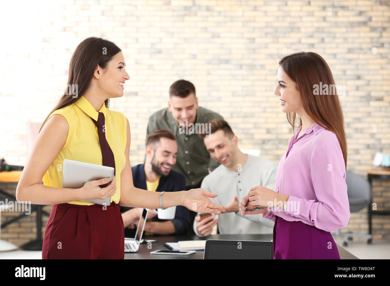 Équipe de spécialistes engagés dans le travail sur projet d'entreprise Banque D'Images