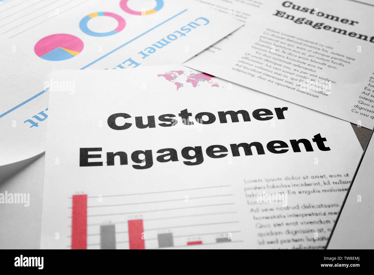 Feuille de papier avec un texte sur la table d'ENGAGEMENT DU CLIENT Banque D'Images