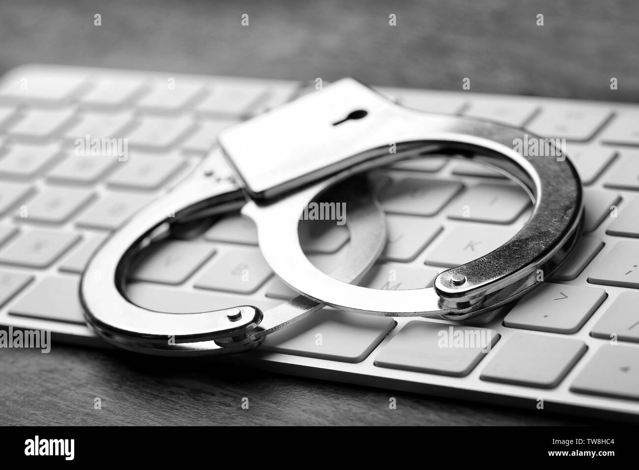 Les menottes sur clavier d'ordinateur, gros plan Banque D'Images