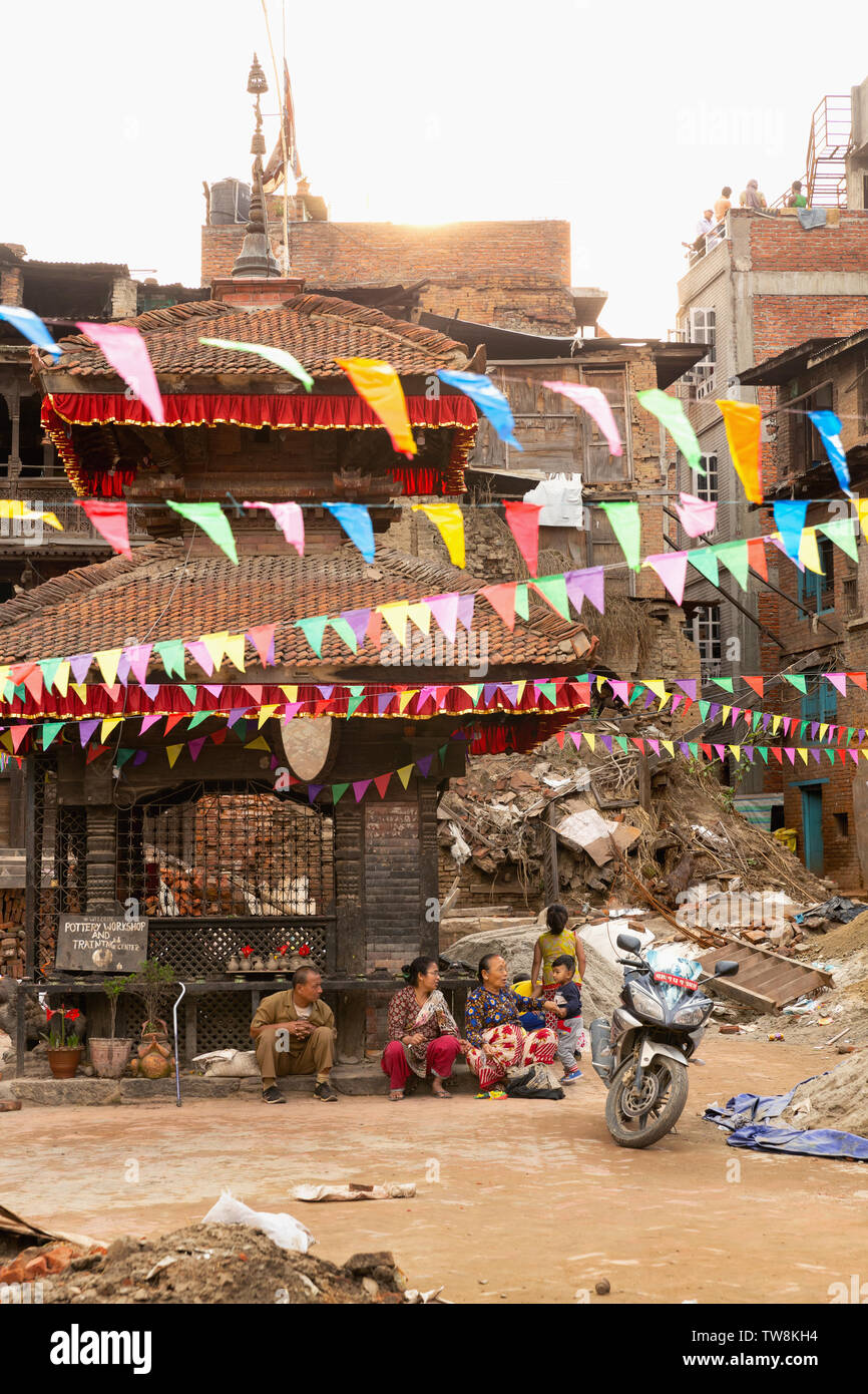 Famille assis à stocker dans Potters Square, Bhaktapur, Province N° 3, Népal, Asie Banque D'Images