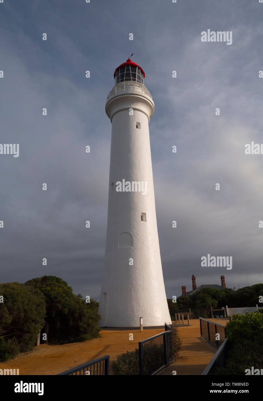 Split Point Lighthouse à Aireys Inlet, sur la Great Ocean Road Victoria Australie construit en 1891 est une destination de voyage touristique populaire en dehors de Melbou Banque D'Images