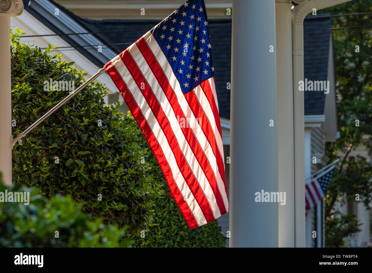Porche les drapeaux sur la rue verte historique de Gainesville, en Géorgie. (USA) Banque D'Images