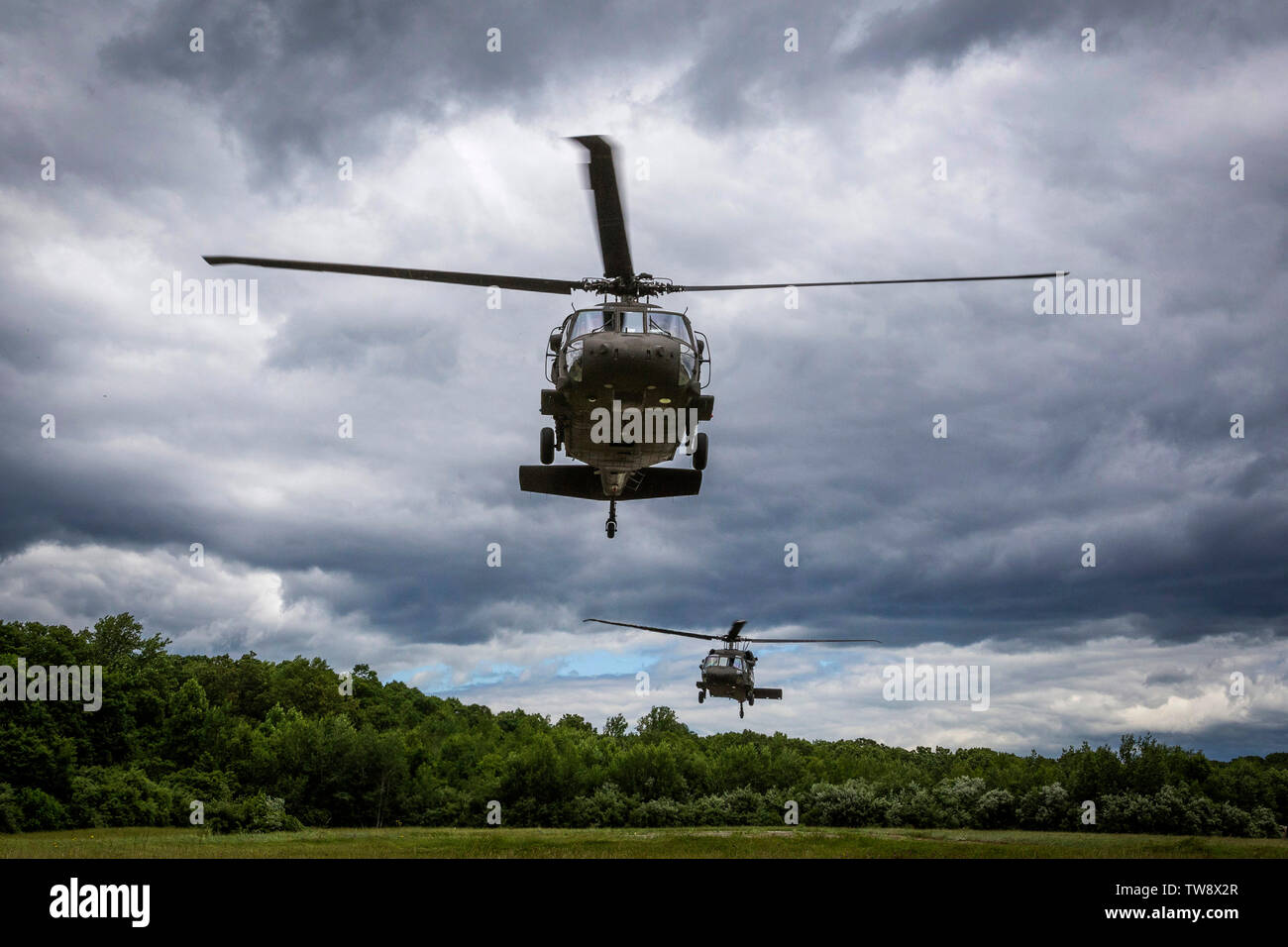 L'ARMÉE AMÉRICAINE UN UH-60L, l'avant et un Black Hawk UH-60M avec le 1er Bataillon d'hélicoptères d'assaut, 150e Régiment d'aviation, New Jersey Army National Guard, soulever lors d'une coordination inter-agences de l'exercice au centre de technologie de la défense de patrie, Picatinny Arsenal, N.J., le 14 juin 2019. Le 150e Régiment d'aviation, formés avec le 21e Armes de Destruction-Civil l'équipe de soutien et le New Jersey Department of Corrections C.O.B.R.A. (Chimiques, biologiques, radiologiques, de munitions, de l'aide). La Garde nationale (New Jersey photo par Mark C. Olsen) Banque D'Images