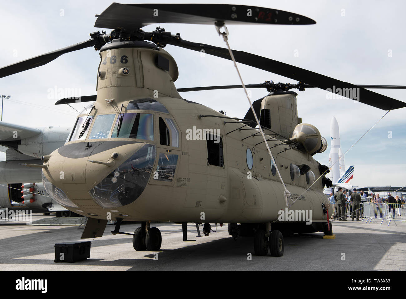 Le CH-47 Chinook de Boeing s'en tient à la 53e Salon de l'aéronautique de Paris, France, le 18 juin 2019. Tenu tous les deux ans, l'International Paris Air Show représente une occasion unique pour les États-Unis de mettre en valeur son leadership dans les technologies de l'aérospatiale, tout en soutenant divers armement compétitions dans toute l'Europe. (U.S. Photo de l'armée par le Sgt. Apolonia L. Gaspar) Banque D'Images