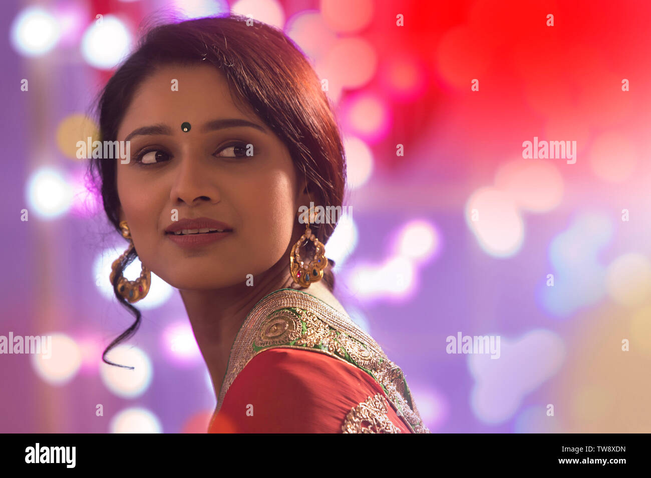 Portrait d'une femme en sari avec Diwali Lights Bokeh Banque D'Images