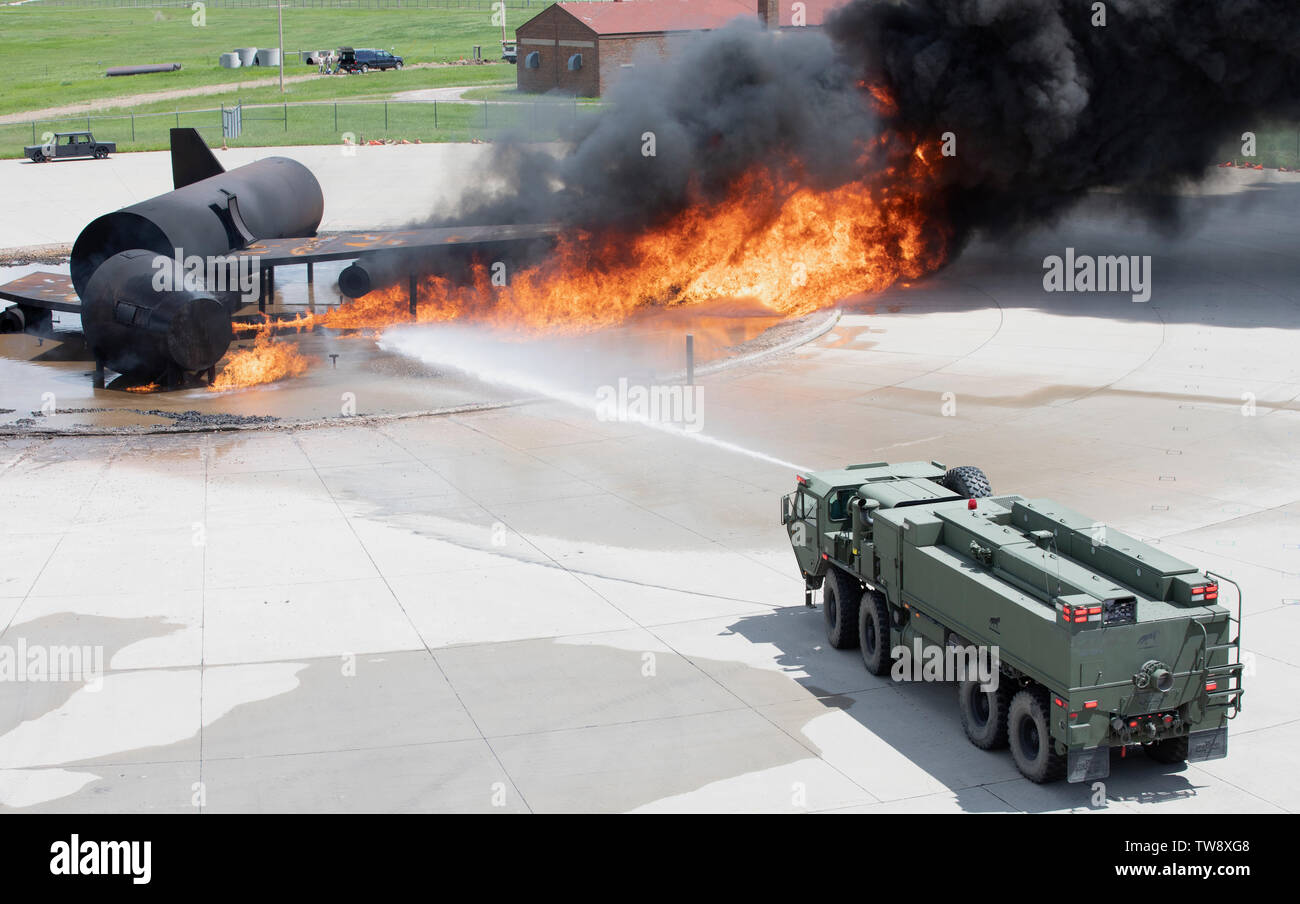 Le Dakota du Sud d'un camion de pompiers de Garde Nationale d'armée, aide à contrôler les flammes pour un exercice d'incendie au cours de l'exercice 2019 Coyote d'or de Ellsworth Air Force Base, fort ancien, S.D., 12 juin, 2019. L'exercice de formation de Coyote d'or est un trois-phase, axée sur des mises en exercice mené dans le Dakota du Sud et le Wyoming, qui permet de se concentrer sur les commandants de mission besoins essentiels concernant la tâche, les tâches et les exercices de combat guerrier. (U.S. Photo de la réserve de l'armée par la CPS. Bretagne Clark) Banque D'Images