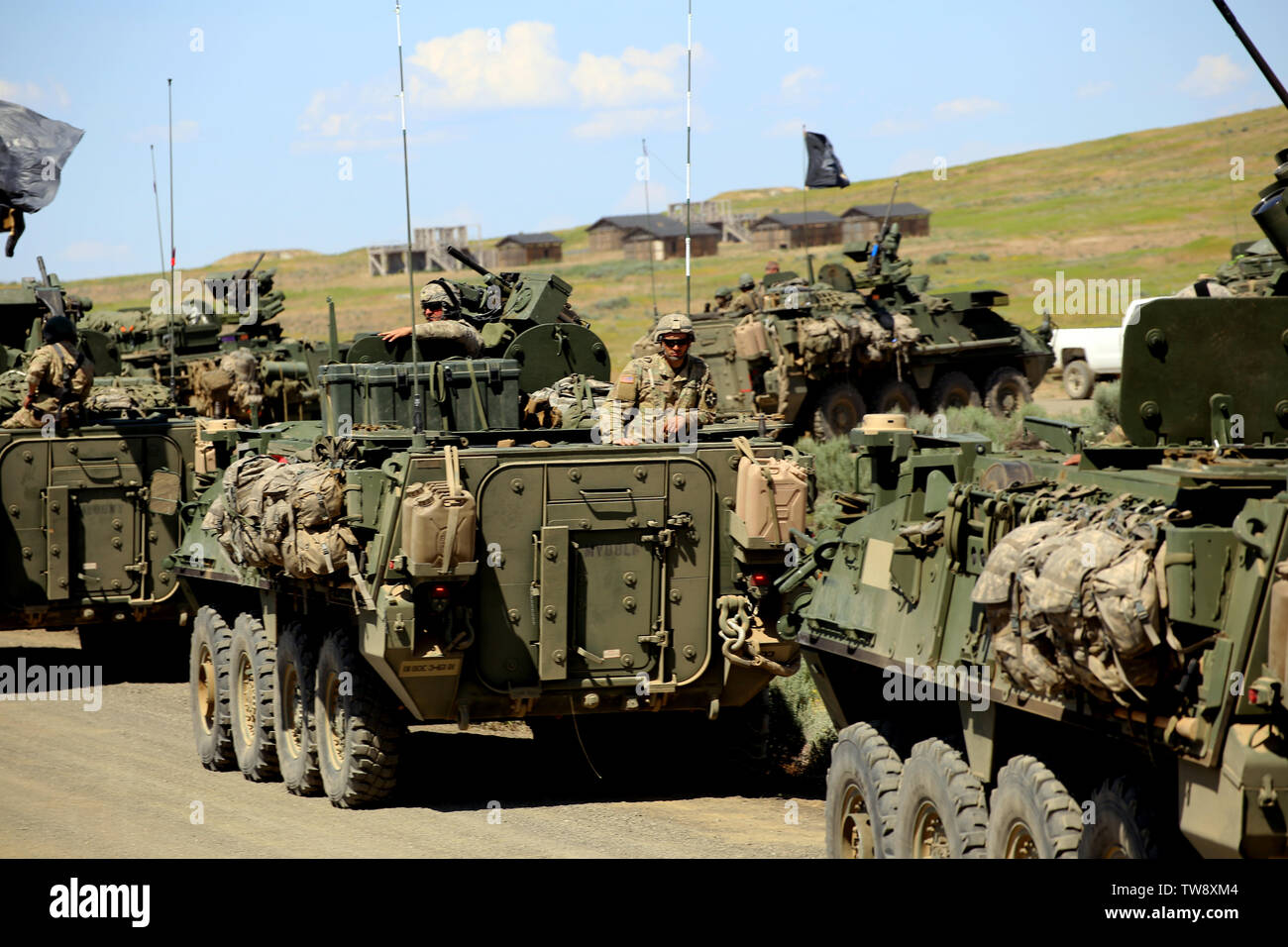 Strykers de 3e bataillon du 161e Régiment d'infanterie, attendre leur tour de participer à un exercice de tir réel de peloton à Yakima Training Center. L'infanterie 3-161 participent à l'accent à baïonnette, comme pilote jusqu'à une rotation de la CNT l'année prochaine. Banque D'Images