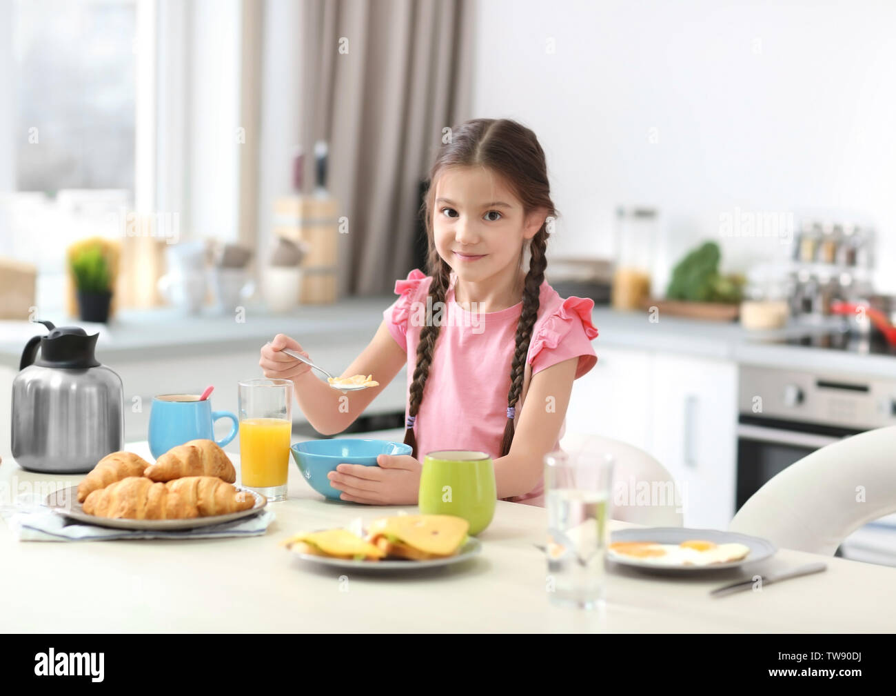 Enfant Préparant Le Petit Déjeuner Bol Dans La Cuisine Banque De Vidéos -  Vidéo du enfance, cuisine: 218788452