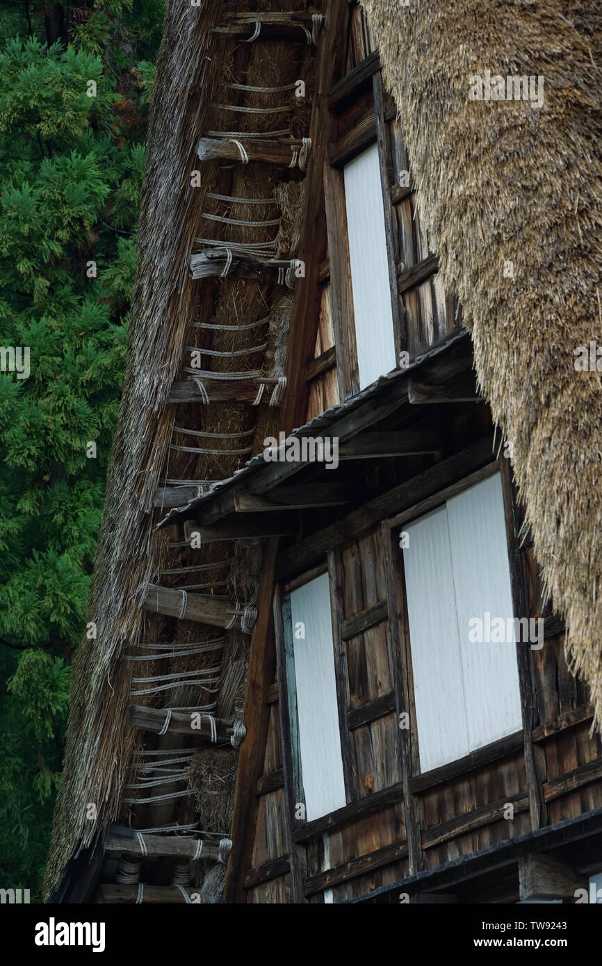 Style Gassho japonais historique maison rurale au toit de eaves détails architecturaux. Ainokura village, préfecture de Toyama, au Japon. 合掌造 Gasshō-zukuri Mi Banque D'Images