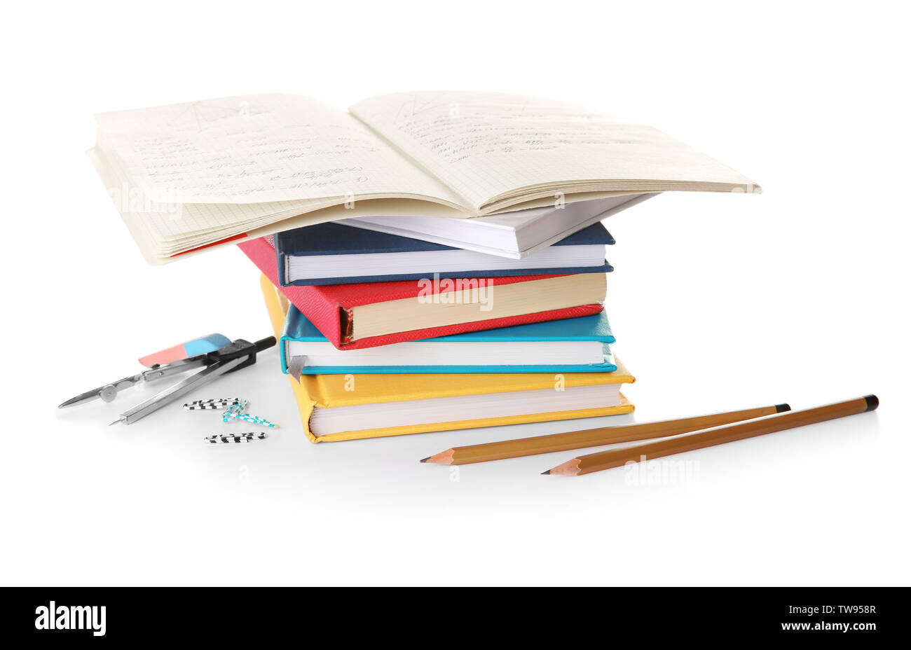 Pile de livres et de papeterie sur fond blanc. Faire ses devoirs Banque D'Images