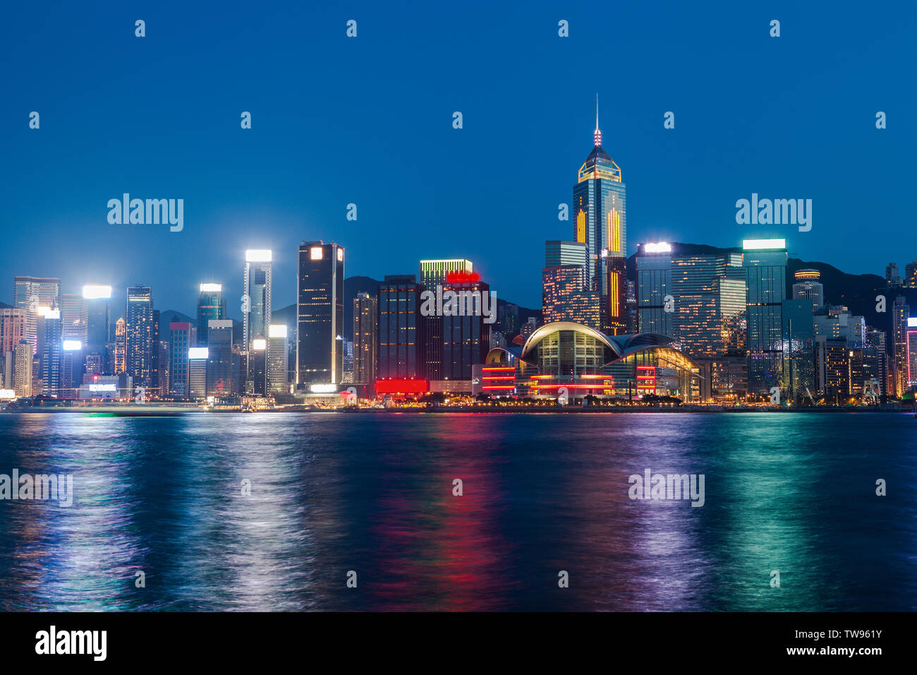 Vue de nuit dans le port de Victoria, Hong Kong Banque D'Images