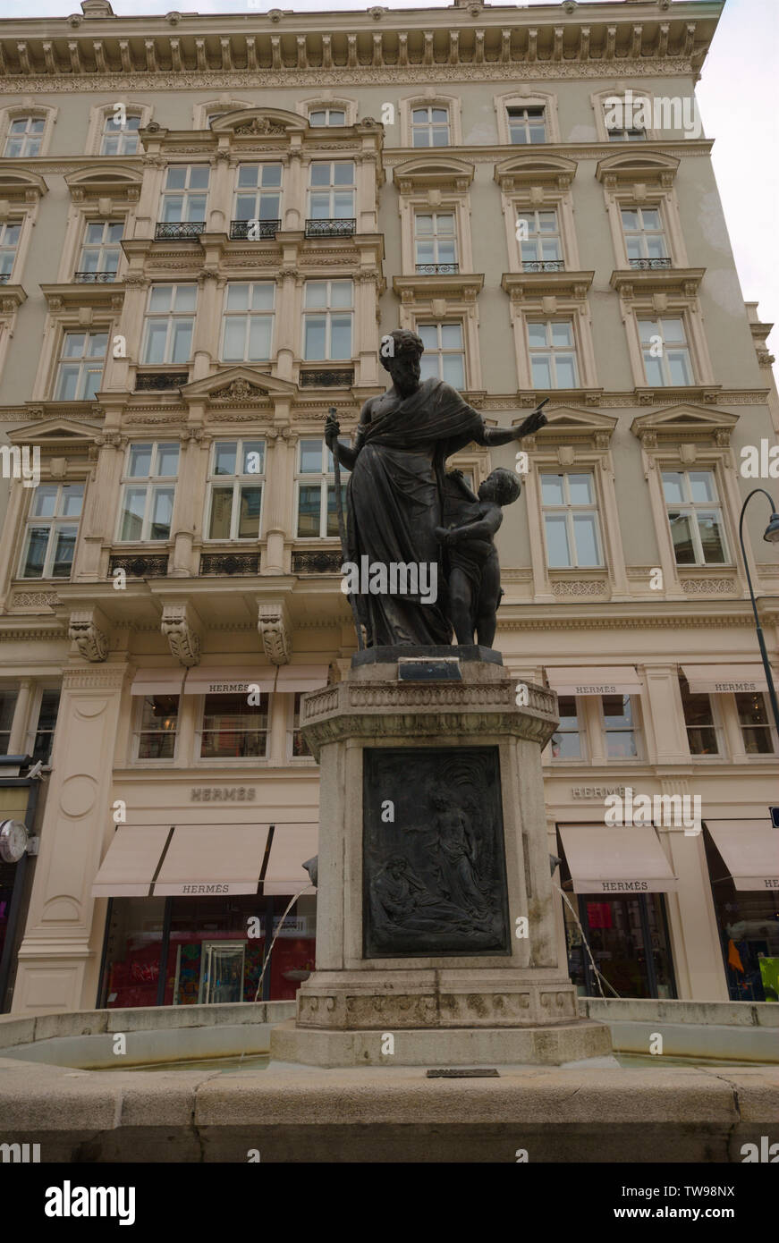 Fontaine statue de la femme avec enfant à Vienne, Autriche Banque D'Images