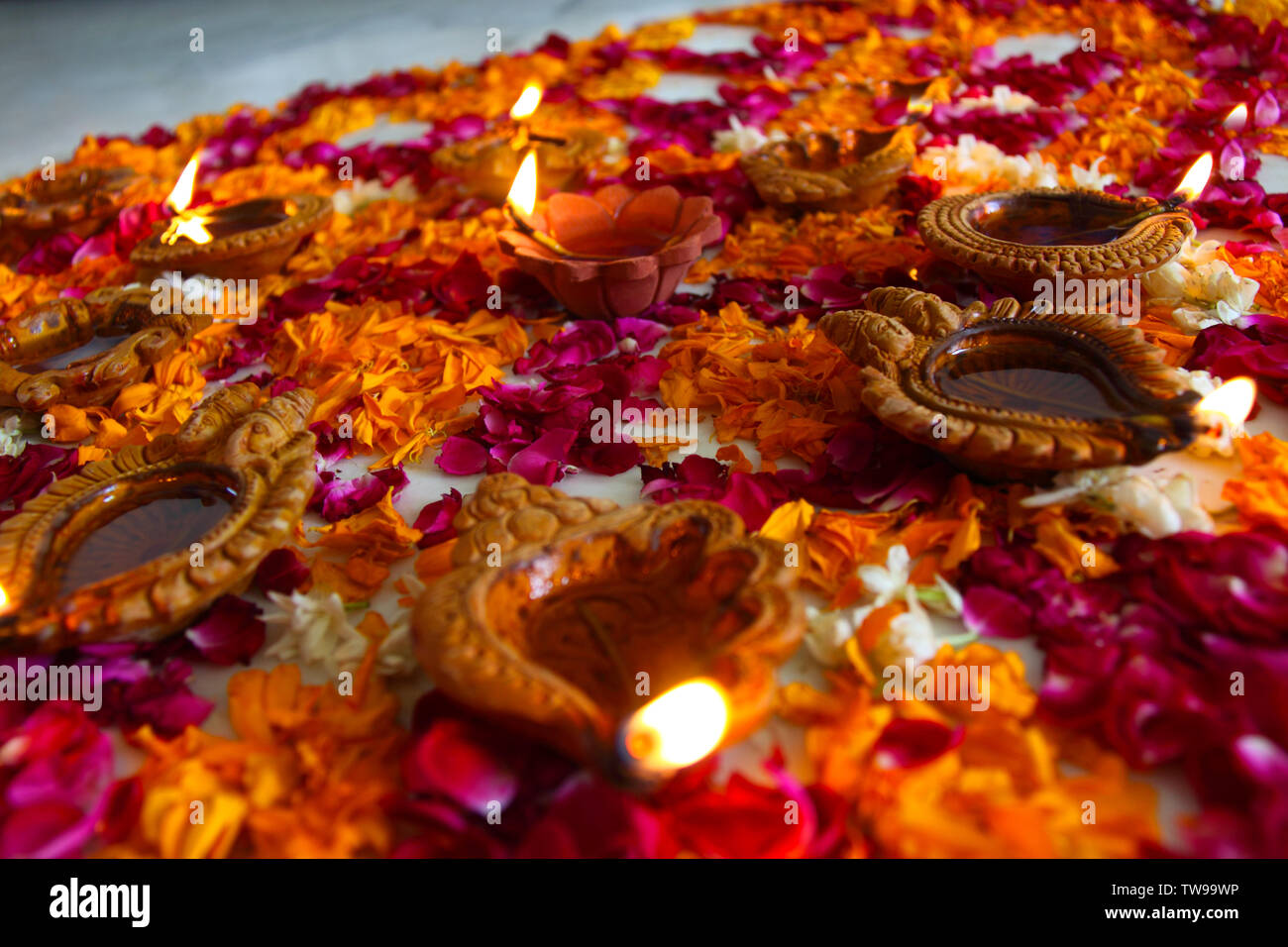 Gros plan d'un rangoli coloré avec des lampes à huile Banque D'Images