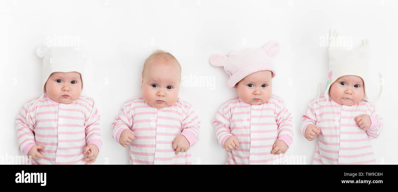 Adorable bébé enfant mignon avec différents chapeaux rose et blanc chaud. Happy baby girl sur fond blanc et en regardant la caméra. Banque D'Images