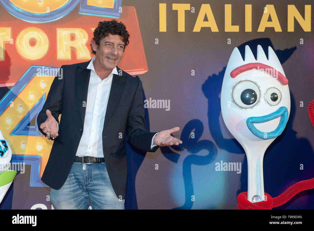 Des célébrités de la télévision italienne assister le tapis rouge de Toy Story 4 dans les studios à Rome Banque D'Images