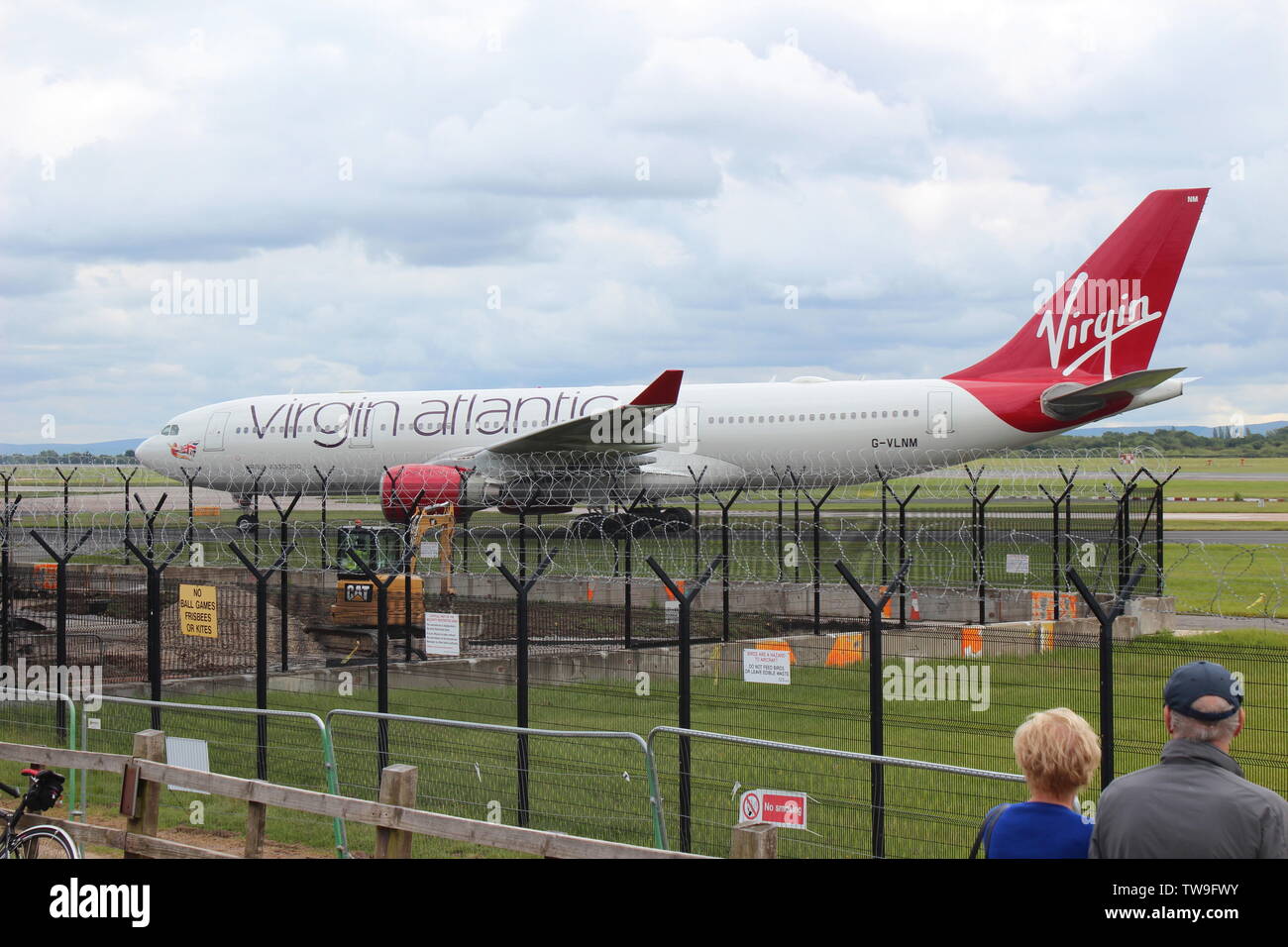 Les familles en visite dans la piste de l'aéroport de Manchester parc visiteur regardant l'avion aller et venir Banque D'Images