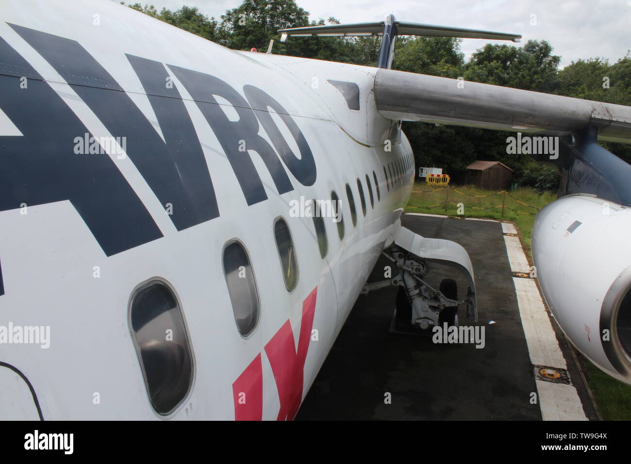 Les familles en visite dans la piste de l'aéroport de Manchester parc visiteur regardant l'avion aller et venir Banque D'Images