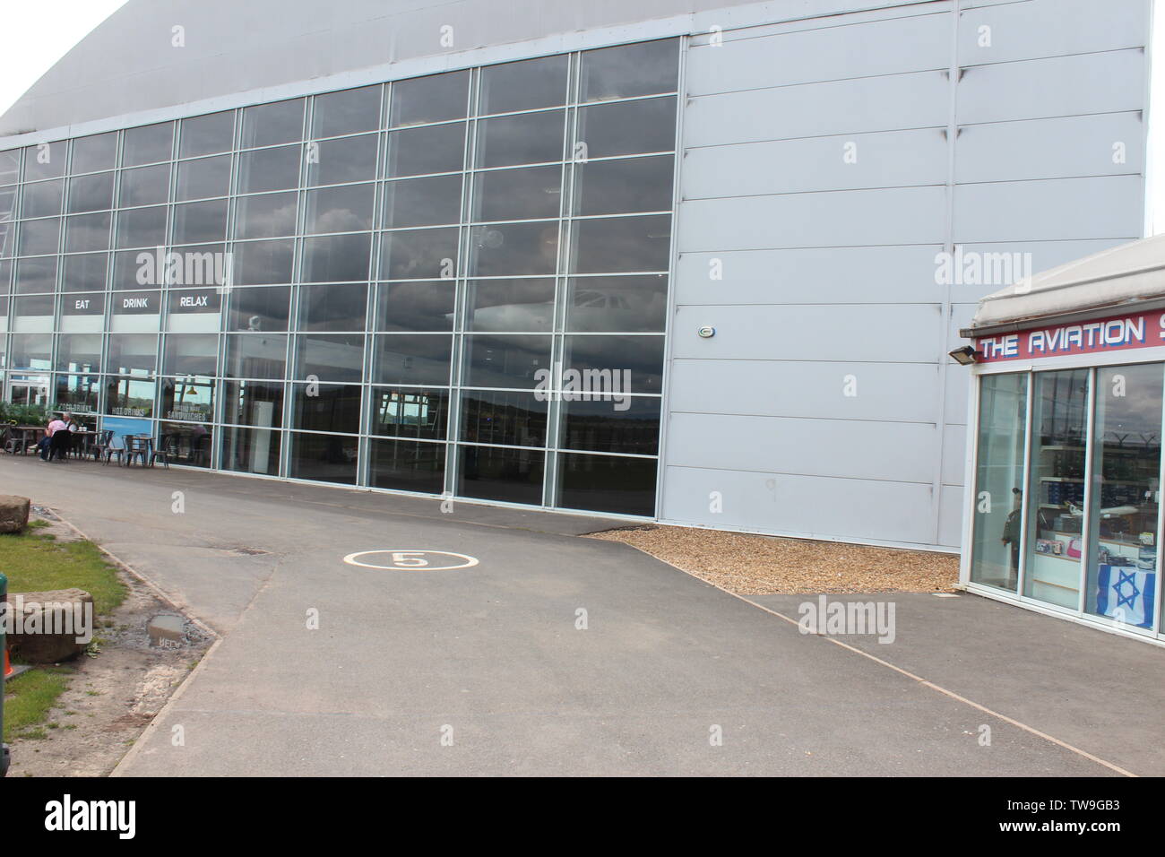 Les familles en visite dans la piste de l'aéroport de Manchester parc visiteur regardant l'avion aller et venir Banque D'Images
