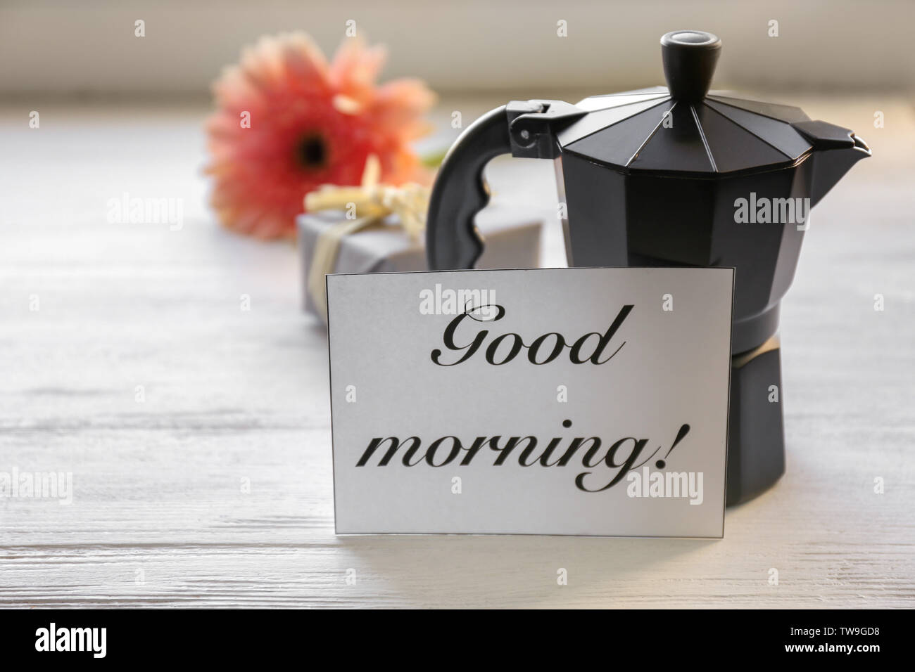 Pot avec Moka café pour le petit déjeuner et 'Bonjour' tiens on table Banque D'Images