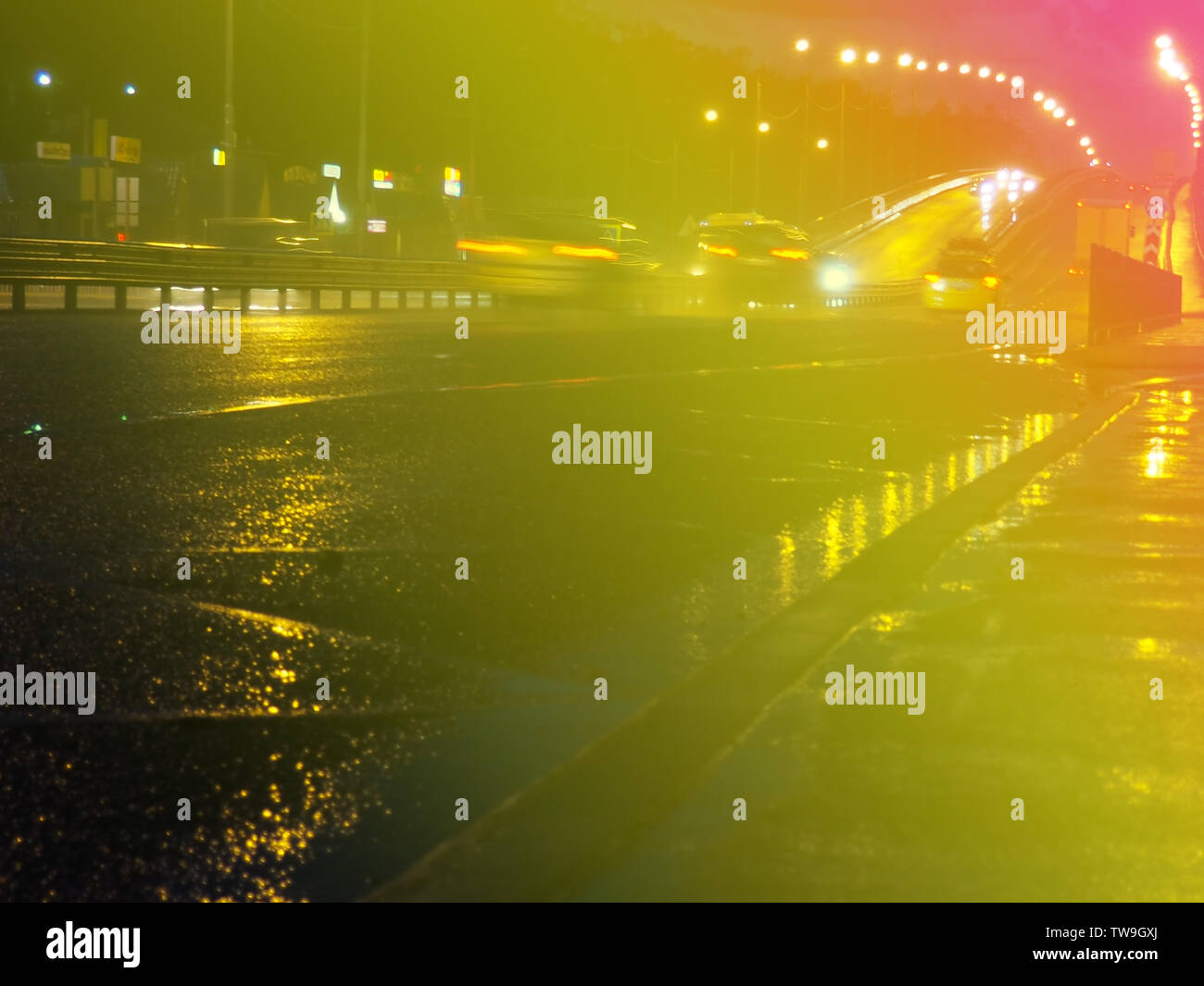 Arrière-plan flou. La nuit les lumières de la ville floues. Photo aux couleurs rétro, vintage. Banque D'Images