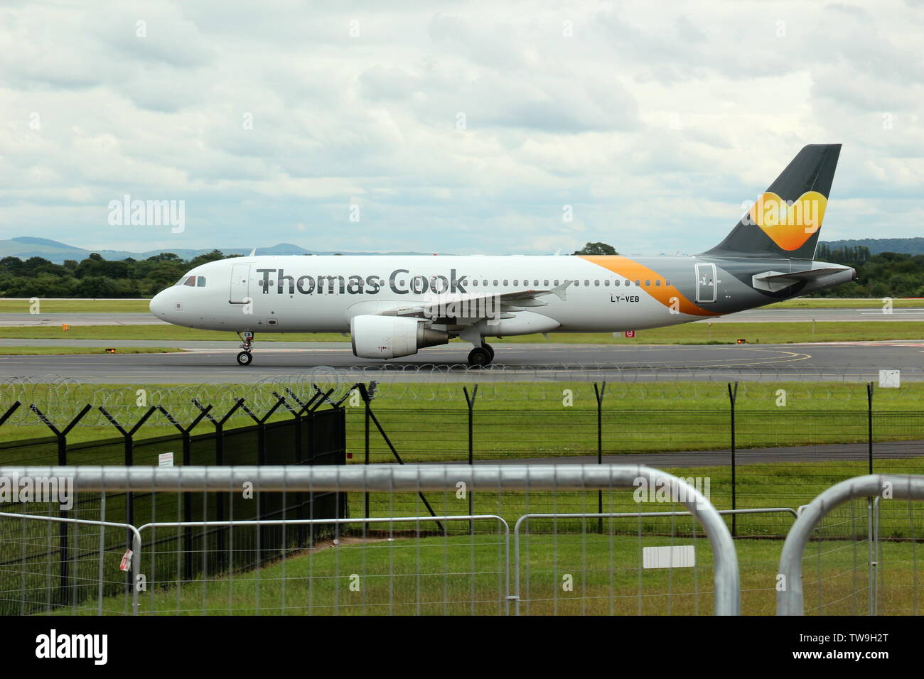 Les familles en visite dans la piste de l'aéroport de Manchester parc visiteur regardant l'avion aller et venir Banque D'Images
