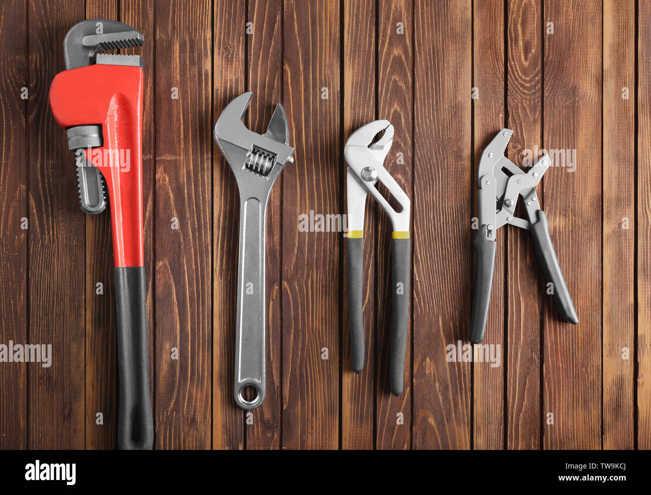 Outils de plombier sur fond de bois Banque D'Images