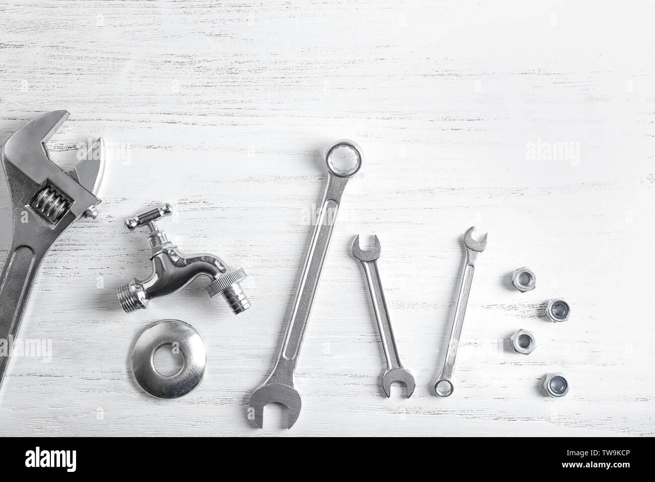 Outils de plombier sur fond de bois Banque D'Images