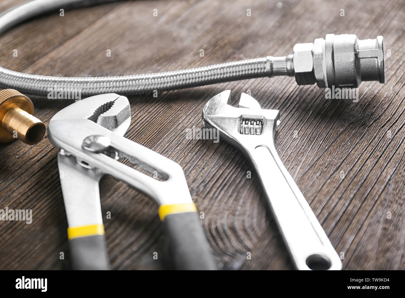 Outils de plombier sur fond de bois Banque D'Images