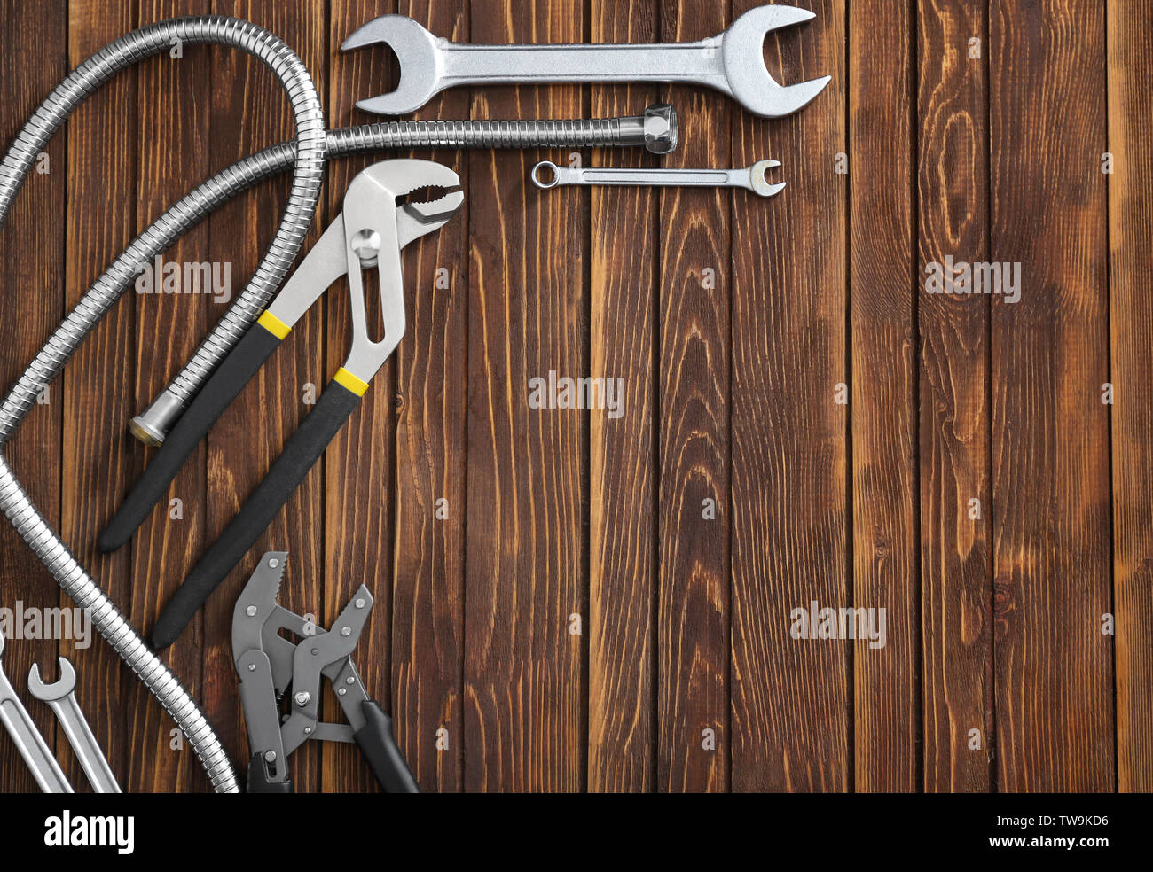 Outils de plombier sur fond de bois Banque D'Images