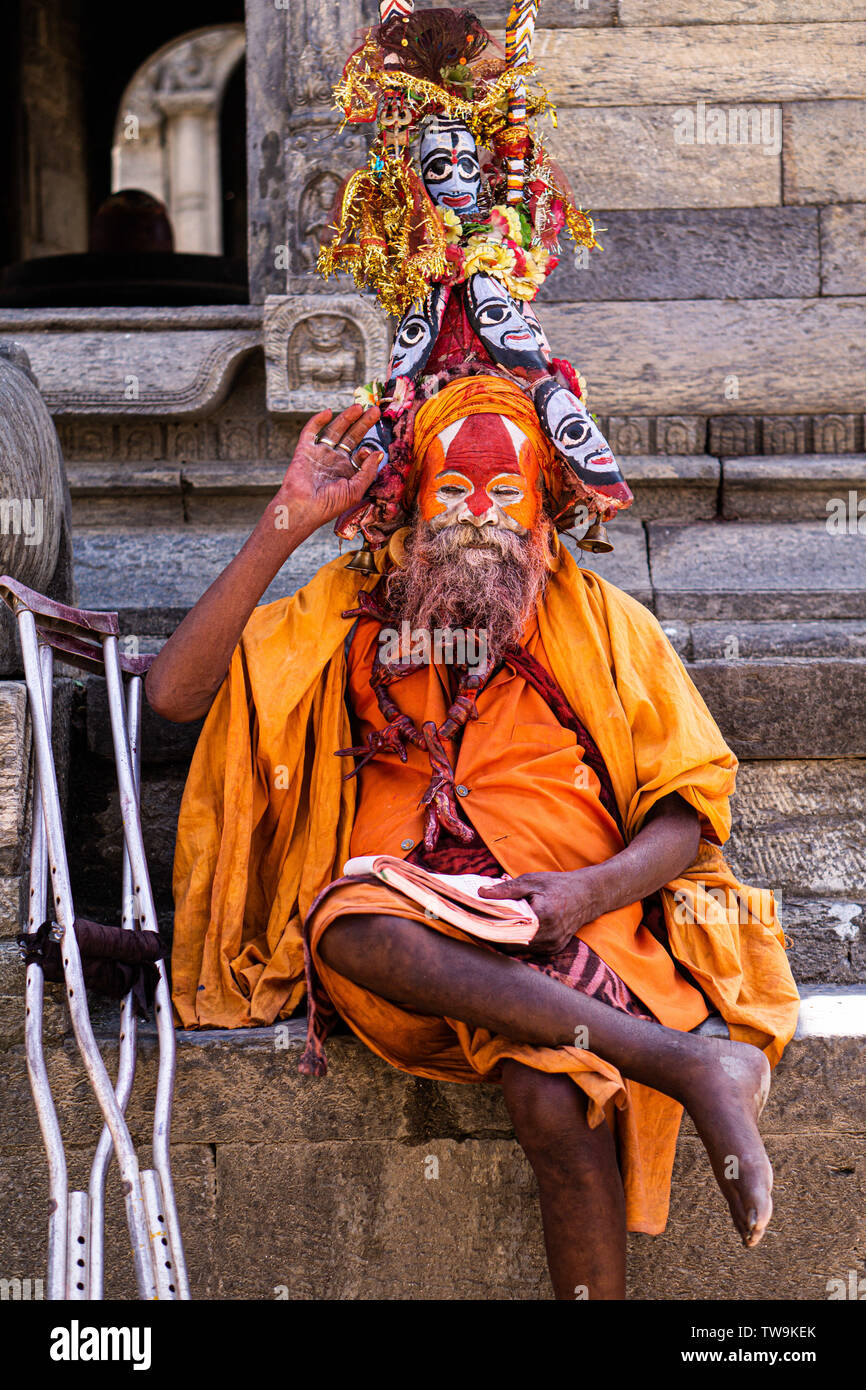 Sadhu ou saint homme au temple de Pashupatinath temple complexe à Katmandou, au Népal. Sadhus renoncent à toute vie mondaine pour suivre chemin de discipline spirituelle Banque D'Images