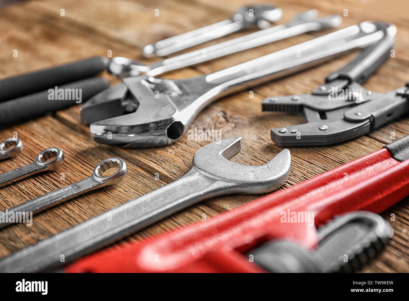 Outils de plombier sur fond de bois Banque D'Images