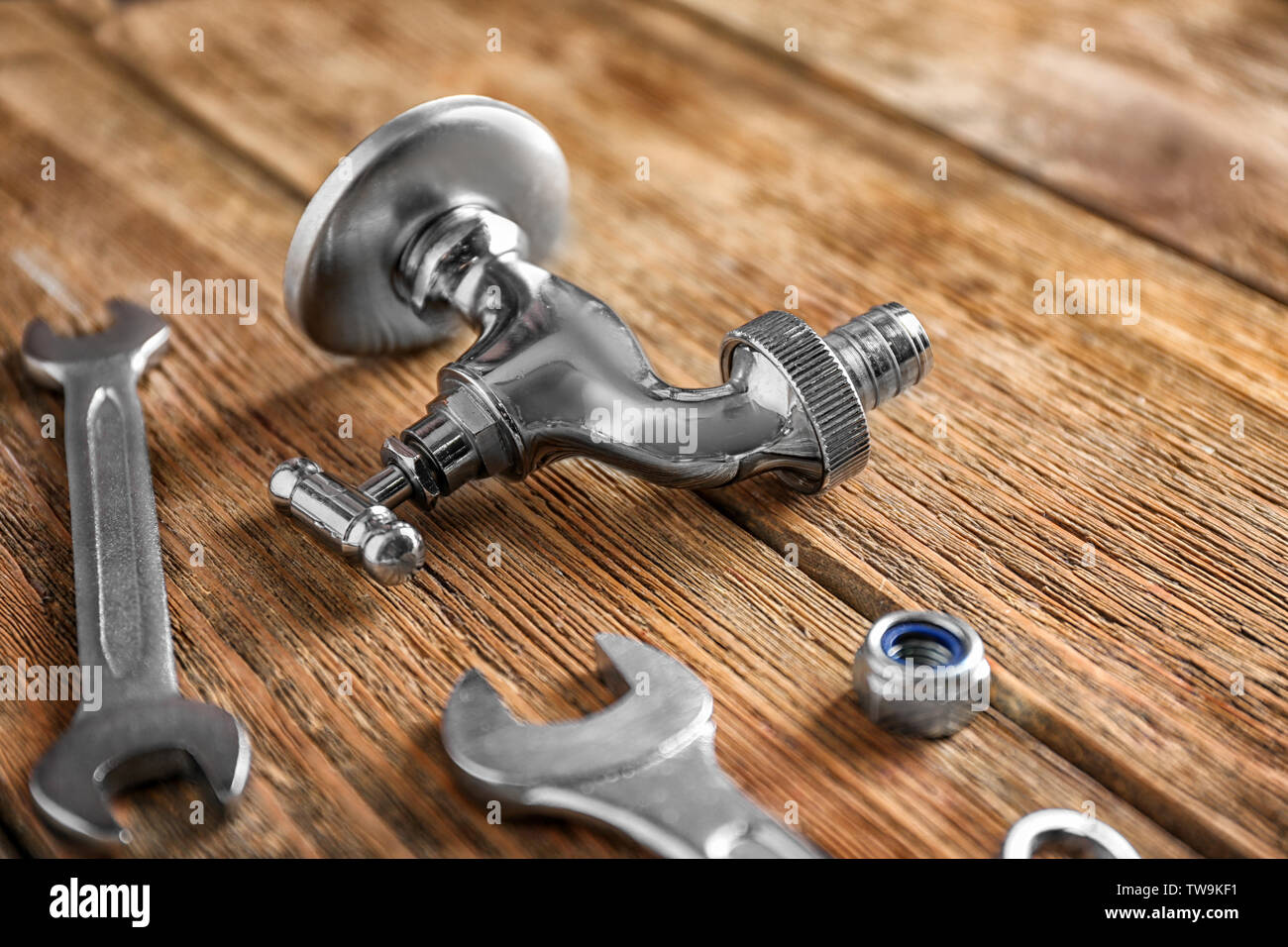 Outils de plombier sur fond de bois Banque D'Images