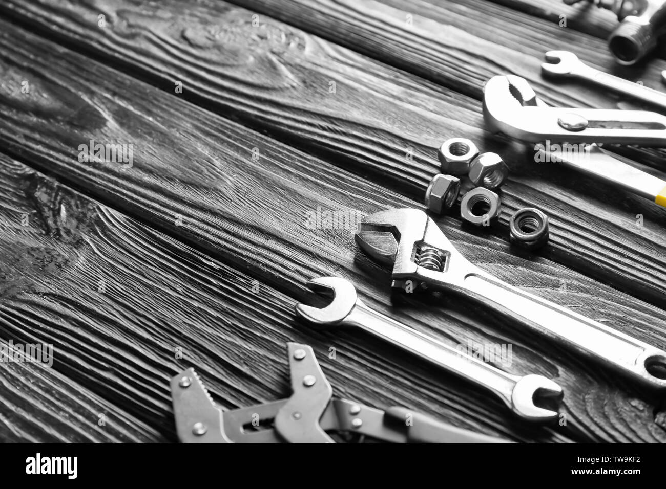 Outils de plombier sur fond de bois Banque D'Images