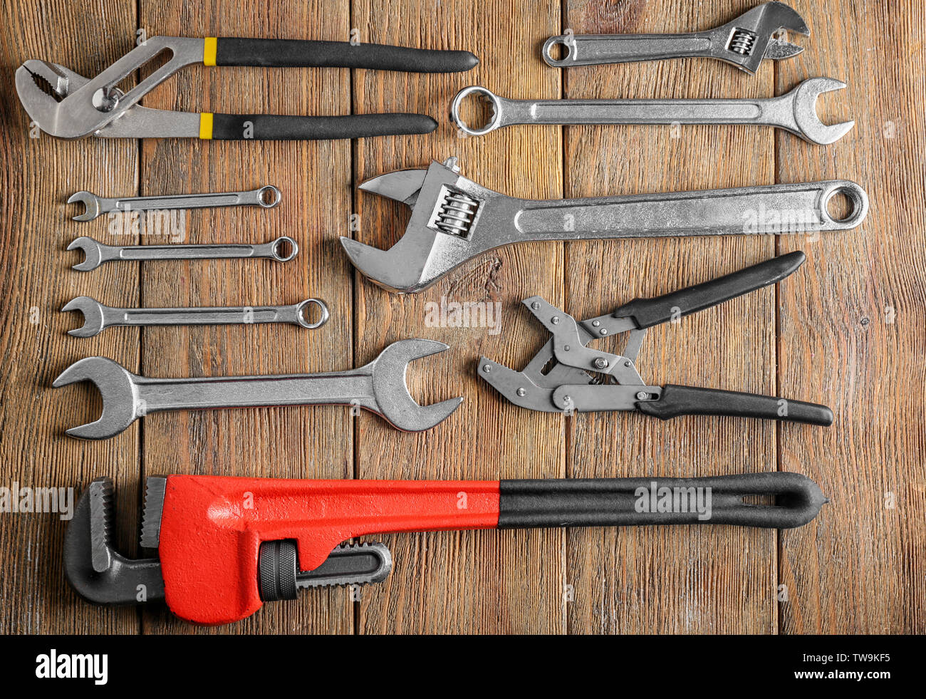 Outils de plombier sur fond de bois Banque D'Images