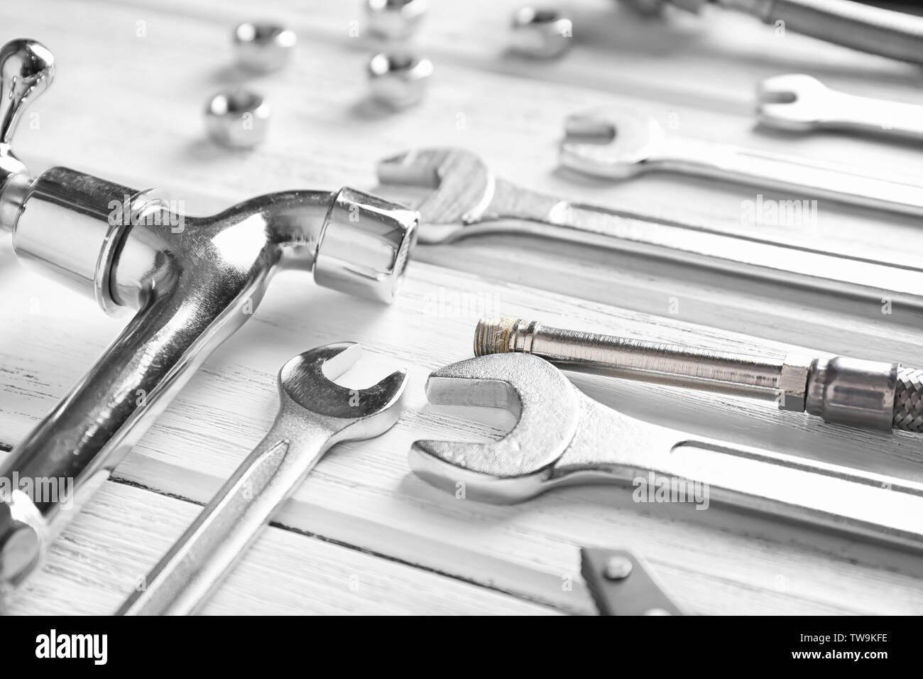 Outils de plombier sur fond de bois Banque D'Images