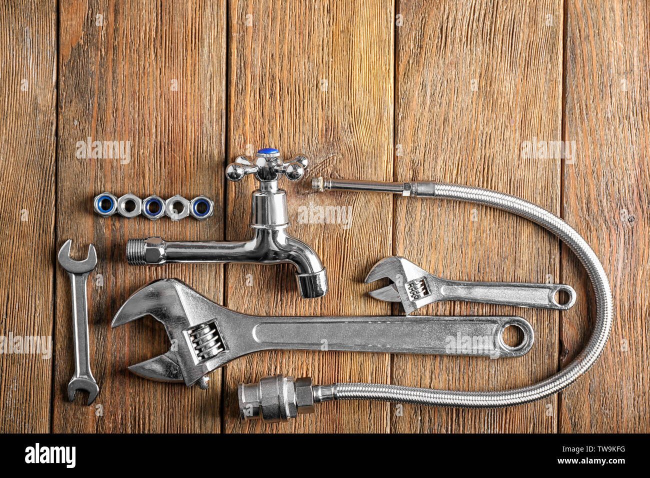 Outils de plombier sur fond de bois Banque D'Images