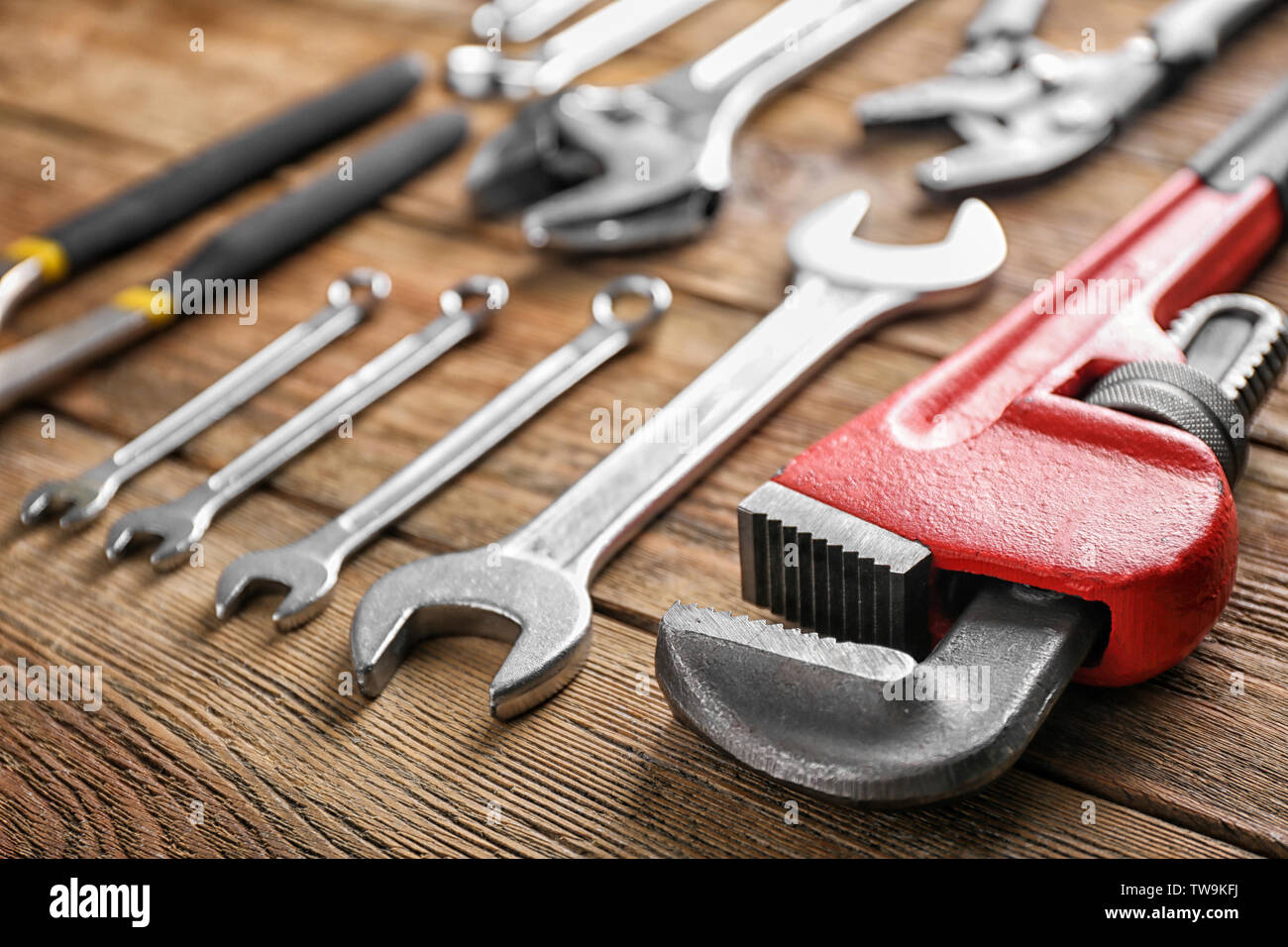 Outils de plombier sur fond de bois Banque D'Images