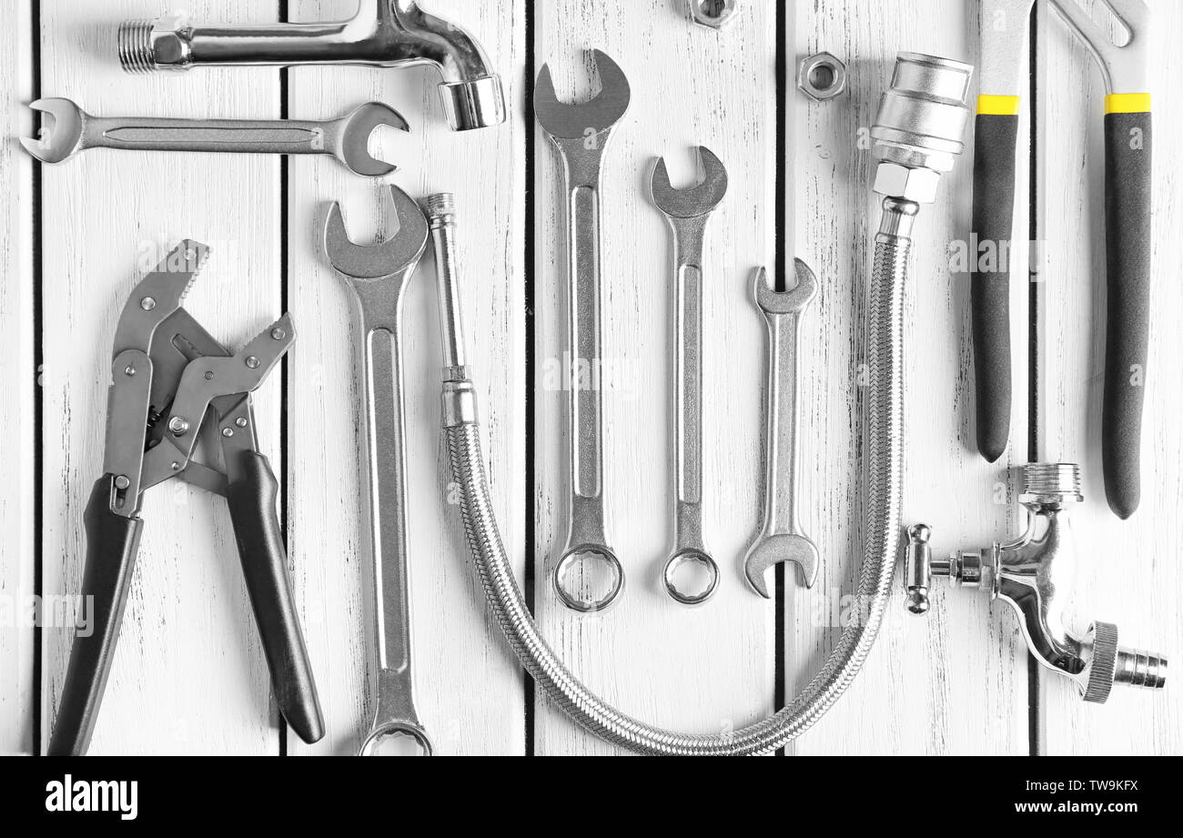 Outils de plombier sur fond de bois Banque D'Images