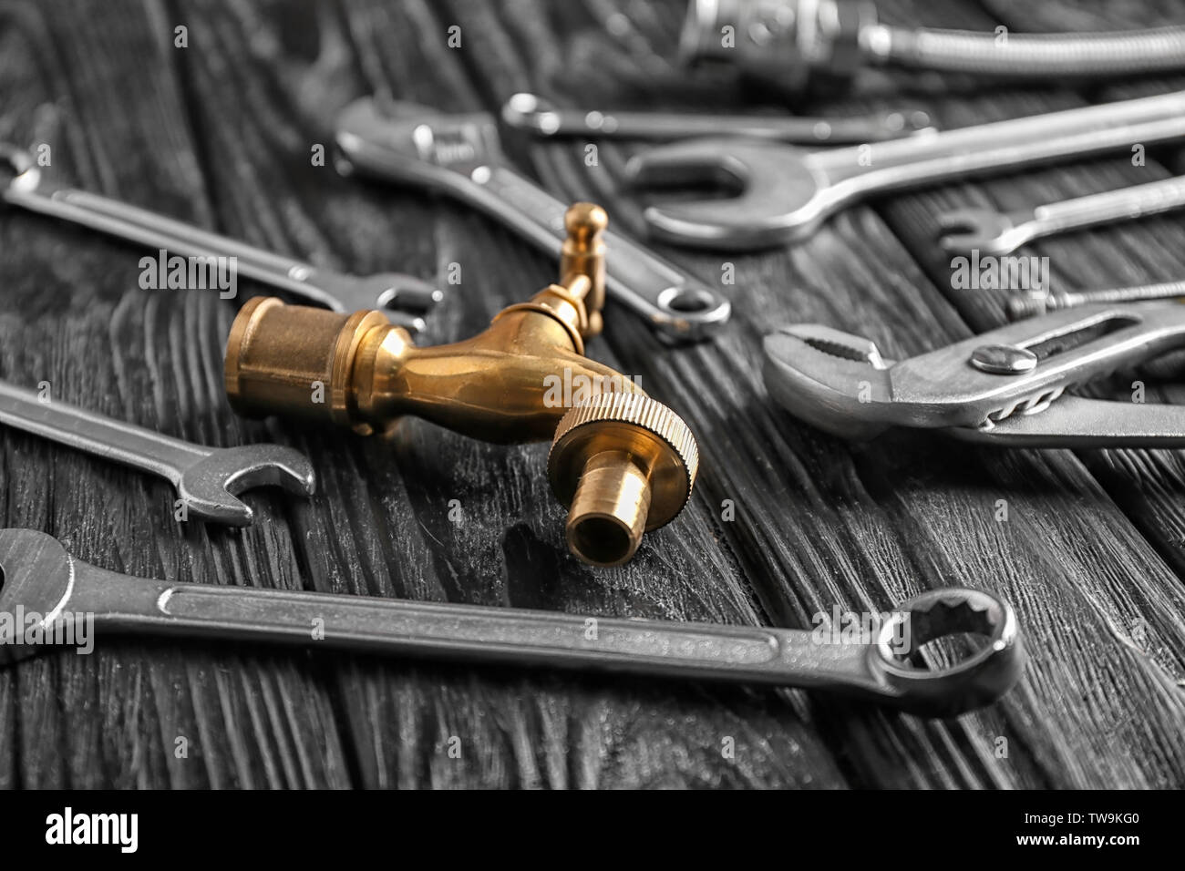 Outils de plombier sur fond de bois Banque D'Images