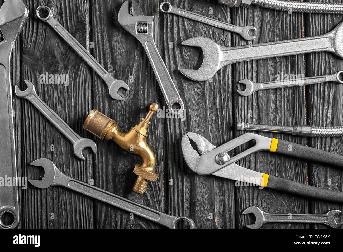 Outils de plombier sur fond de bois Banque D'Images