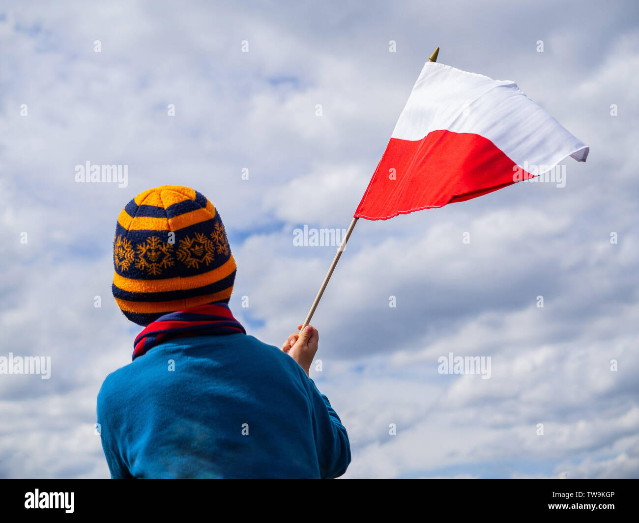 Un enfant tenant le drapeau polonais. Le 3-ème mai, jour de la Constitution polonaise. Célébration, la mémoire. Banque D'Images