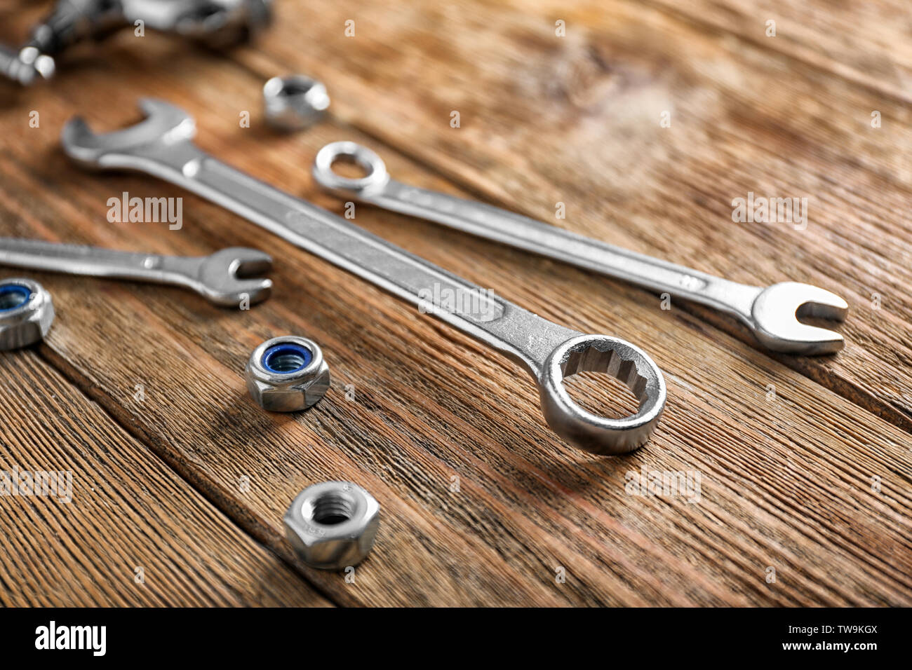 Outils de plombier sur fond de bois Banque D'Images