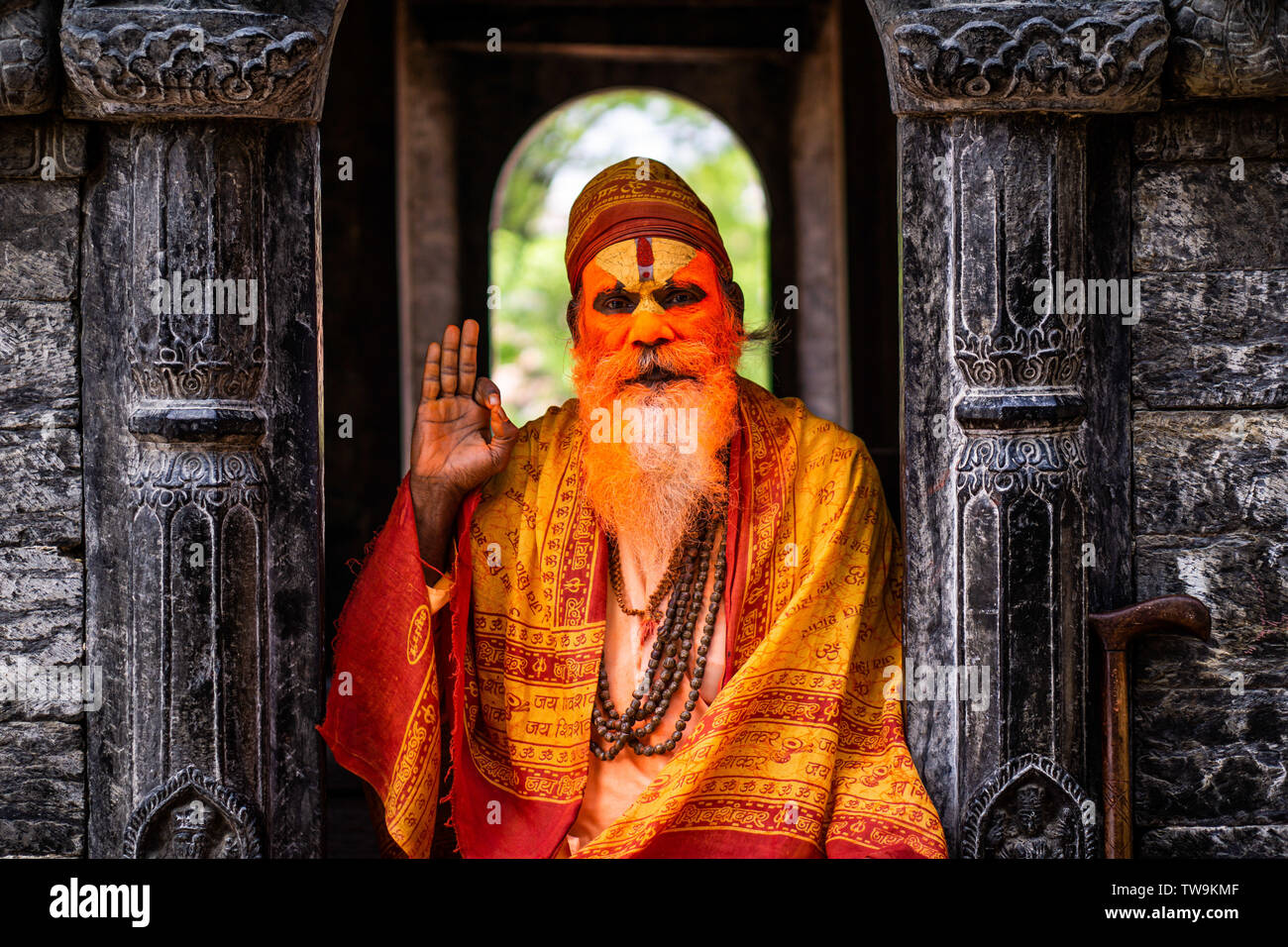 Sadhu ou saint homme au temple de Pashupatinath temple complexe à Katmandou, au Népal. Sadhus renoncent à toute vie mondaine pour suivre chemin de discipline spirituelle Banque D'Images