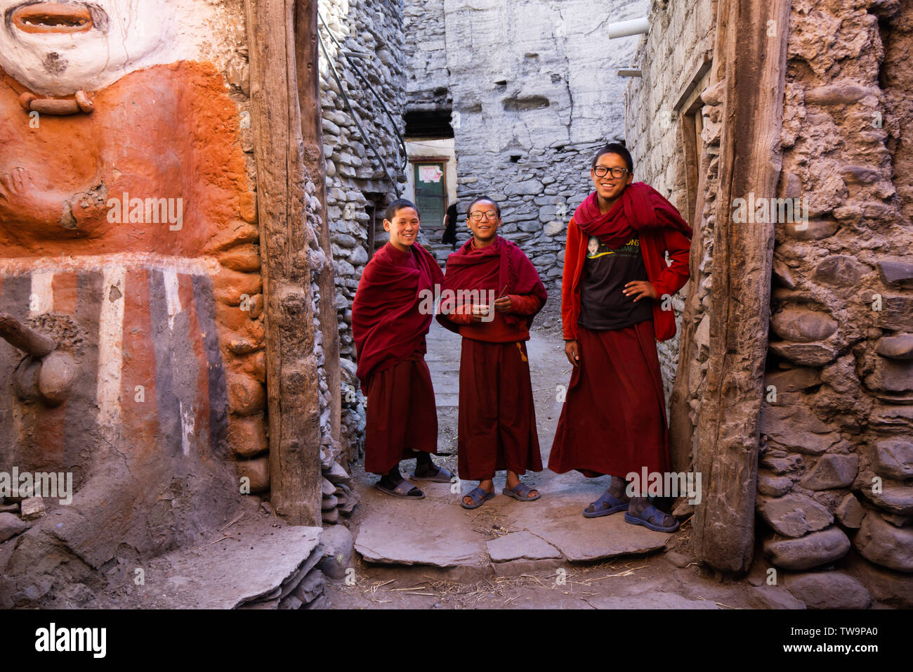 Jeunes moines dans l'ancien village de Kagbeni, Upper Mustang, Népal Banque D'Images