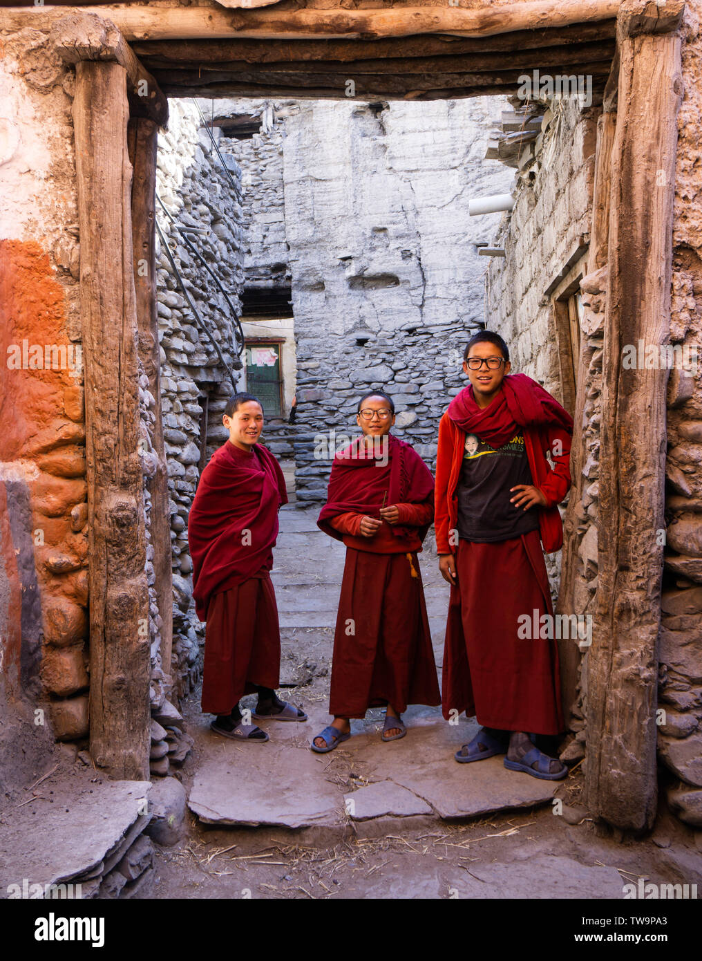 Jeunes moines dans l'ancien village de Kagbeni, Upper Mustang, Népal Banque D'Images