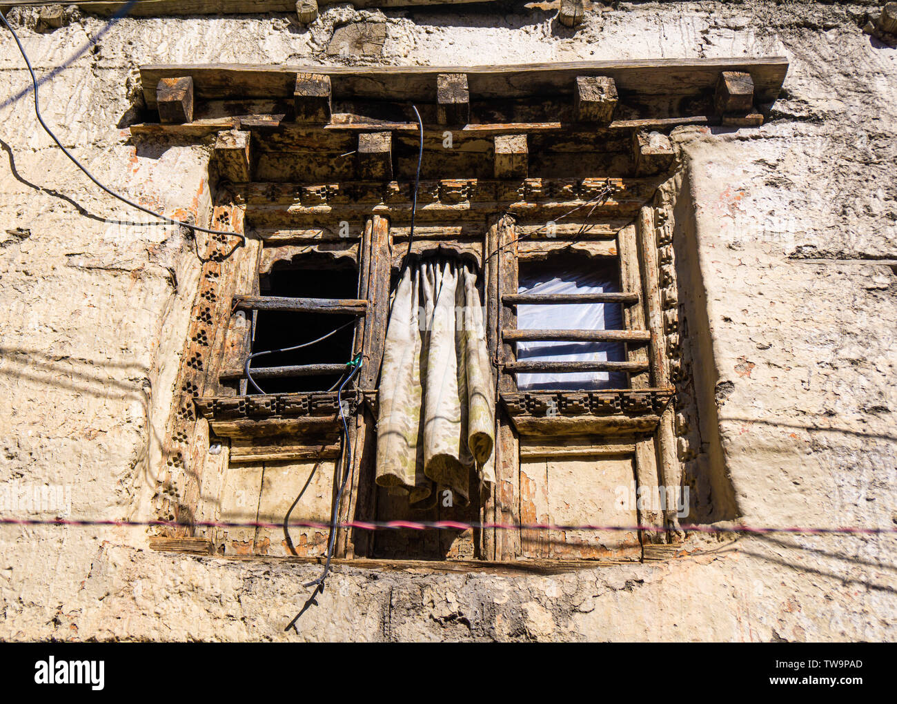 Fenêtre en bois typique et ancienne à Kagbeni, Upper Mustang, Népal Banque D'Images
