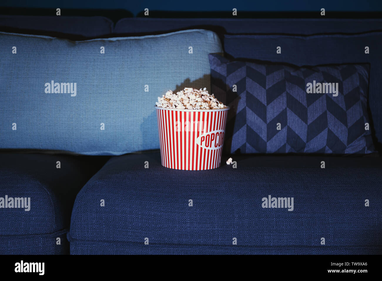 Popcorn sur canapé confortable, libre. Home cinema Banque D'Images