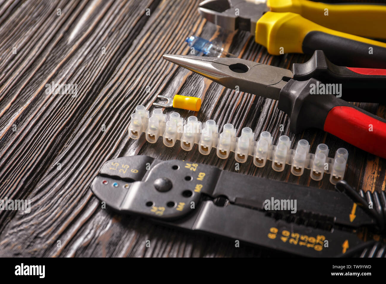 Différents outils électriques sur fond de bois Banque D'Images