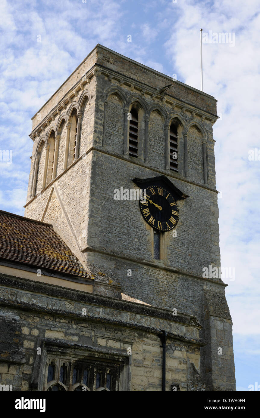 L'église de St Mary the Virgin, Haddenham, Buckinghamshire datant du 13ème siècle, se trouve à côté du vert. Il a un magnifique début d'Anglais Banque D'Images