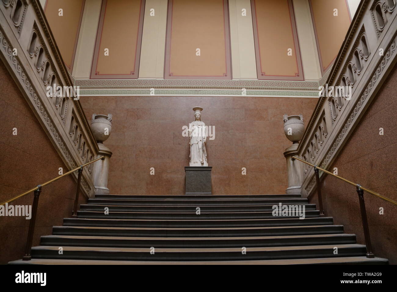 Le marbre statue romaine appelée la Cariatide Townley sur affichage sur l'Escalier du Sud à l'intérieur du British Museum à Londres, Royaume-Uni. Banque D'Images